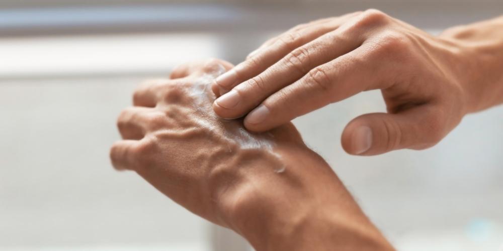 How To Choose The Best Moisturizer For Men’s Dry Hands – VITAMAN USA How To Choose The Best Moisturizer For Men’s Dry Hands – VITAMAN USA